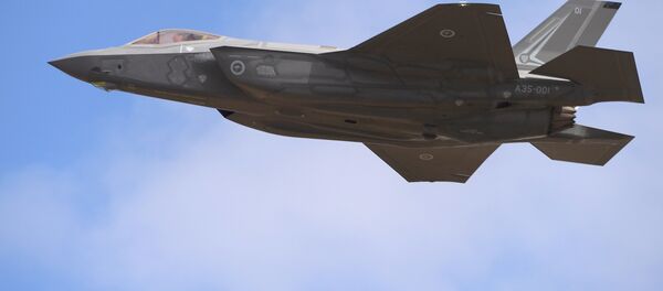 Un Lockheed Martin F-35 vuela durante una exhibición en el Avalon Airshow en Victoria, Australia - Sputnik Mundo
