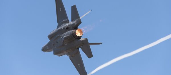 A Royal Australian Air Force F-35 aircraft performs during the Australian International Airshow at Avalon airport on March 3, 2017 - Sputnik Mundo
