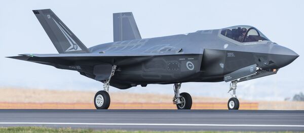 A Royal Australian Air Force F-35 aircraft taxis during the Australian International Airshow at Avalon airport on March 3, 2017 - Sputnik Mundo