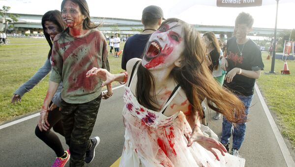 Runners dressed as zombies race during the Zombie Run Taiwan at the Fu Zhou Riverside Park in New Taipei City, Taiwan - Sputnik Mundo