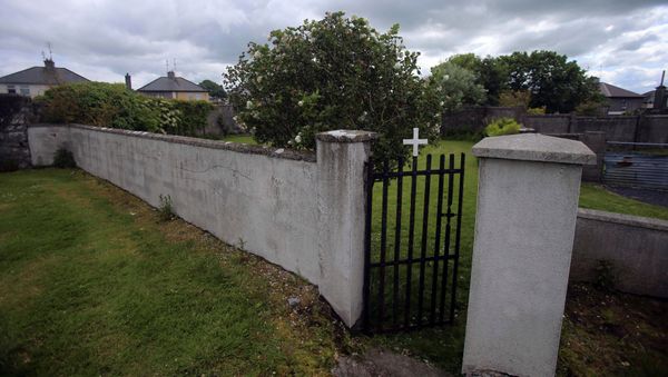 La entrada al antiguo orfanato situado en la localidad de Tuam La entrada al antiguo orfanato situado en la localidad de Tuam - Sputnik Mundo