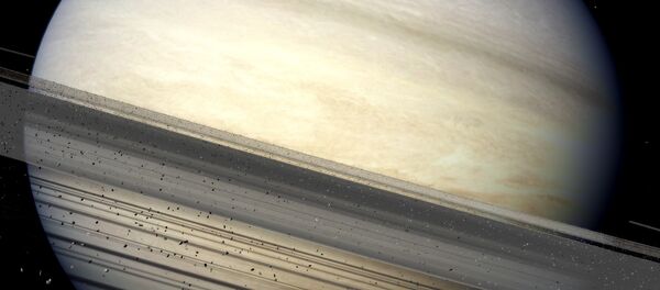 Los anillos de Saturno son los restos fósiles de una luna cubierta de hielo cuyo núcleo rocoso se sumergió en el planeta poco después de que el planeta se formara, hace unos 4,5 mil millones de años. Ilustración gráfica. - Sputnik Mundo