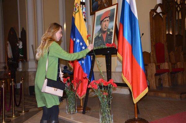 Una mujer rinde homenaje al líder de la Revolución Bolivariana - Sputnik Mundo