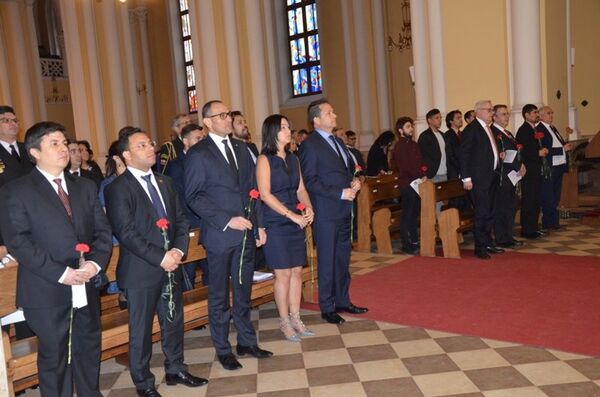 Diplomáticos asisten a la misa de homenaje a Chávez en Moscú - Sputnik Mundo