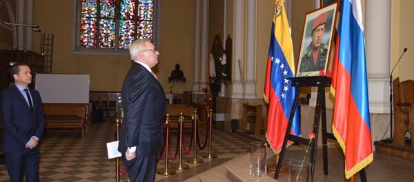 El viceministro de Relaciones Exteriores de Rusia, Serguei Riabkov, rinde homenaje a Hugo Chávez - Sputnik Mundo