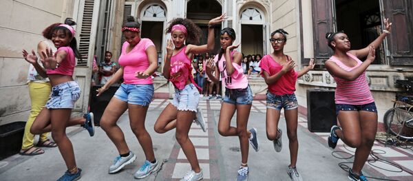 Девушки у Дворца культуры в районе Старая Гавана, Куба - Sputnik Mundo