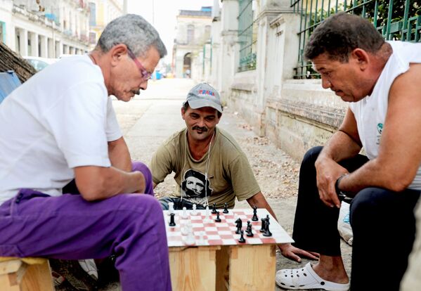 Кубинцы играют в шахматы на улице в районе Старая Гавана - Sputnik Mundo