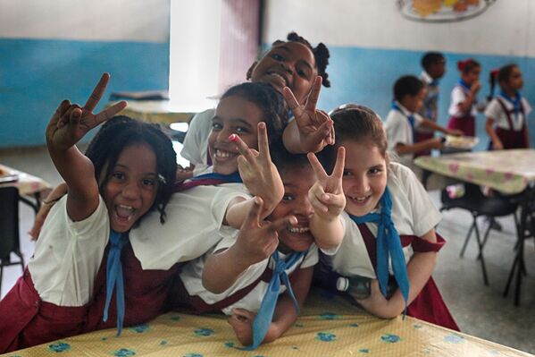 Дети в школьной столовой в районе Старая Гавана - Sputnik Mundo