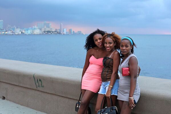 Молодые кубинки на набережной Малекон в Гаване - Sputnik Mundo