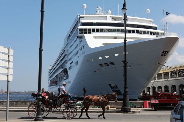 Круизный лайнер и конный экипаж в порту Гаваны - Sputnik Mundo