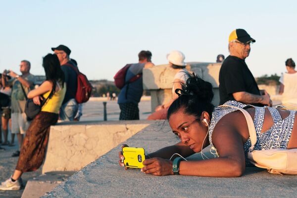 Кубинцы отдыхают на набережной Малекон в Гаване - Sputnik Mundo