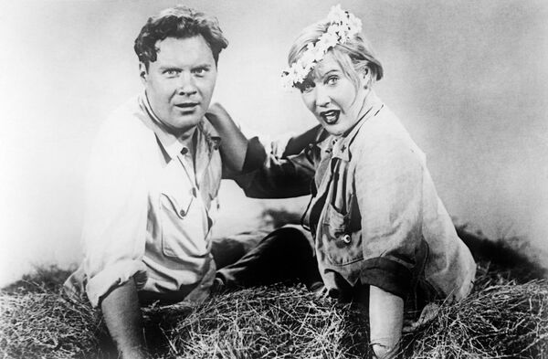 Liubov Orlova y Andréi Tutyshkin, protagonistas de la película soviética 'Volga-Volga' Liubov Orlova y Andréi Tutyshkin, protagonistas de la película soviética 'Volga-Volga' - Sputnik Mundo