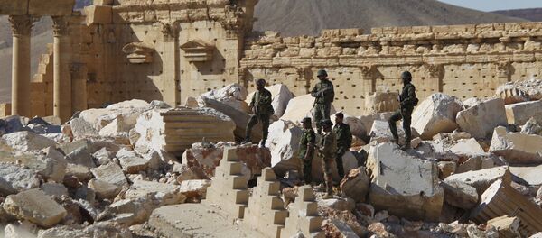 Syrian army soldiers stand on the ruins of the Temple of Bel in the historic city of Palmyra, in Homs Governorate (File) - Sputnik Mundo