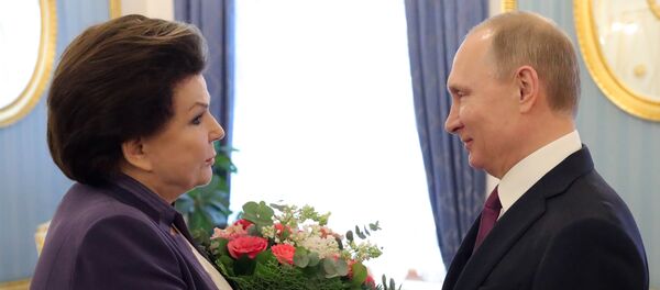 Vladímir Putin, presidente ruso, con Valentina Tereshkova, la primera mujer que voló al espacio - Sputnik Mundo