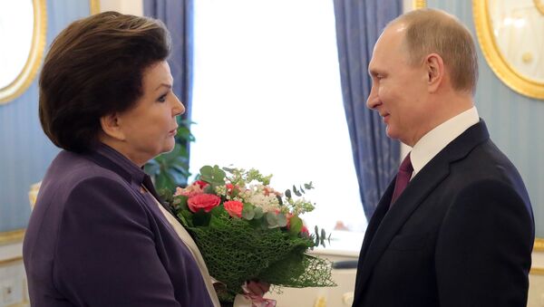 Vladímir Putin, presidente ruso, con Valentina Tereshkova, la primera mujer que voló al espacio - Sputnik Mundo