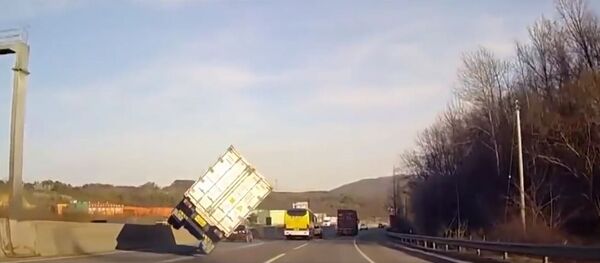 Camionero superprofesional evita un accidente con una maniobra de película de acción - Sputnik Mundo