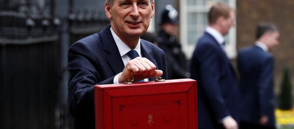 Philip Hammond, ministro de Finanzas del Reino Unido, con el proyecto de Presupuesto - Sputnik Mundo