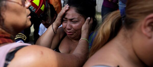 Familiares de las víctimas del incendio en la casa hogar en Guatemala - Sputnik Mundo