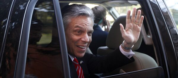 Republican presidential candidate and former Utah Gov. Jon Huntsman waves as he is driven away from a campaign stop in Charleston, S.C. Huntsman (File) - Sputnik Mundo
