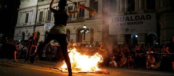 Manifestación de mujeres en Montevideo - Sputnik Mundo