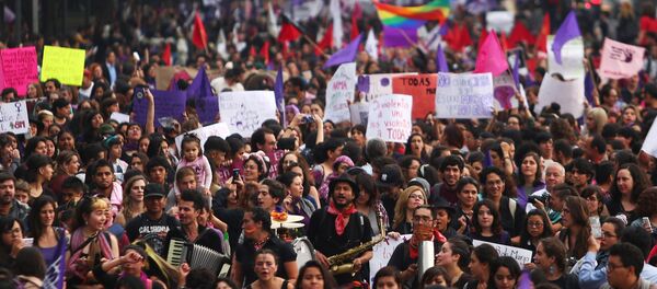 Demonstrators take part in a march on International Women's Day in Mexico City - Sputnik Mundo