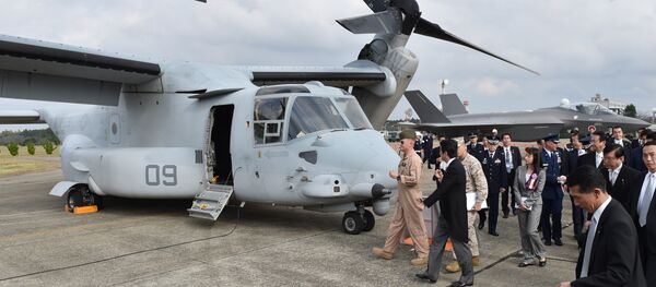 El primer ministro japonés Shinzo Abe inspecciona un avión MV-22 Osprey en la base aérea Hyakuri - Sputnik Mundo