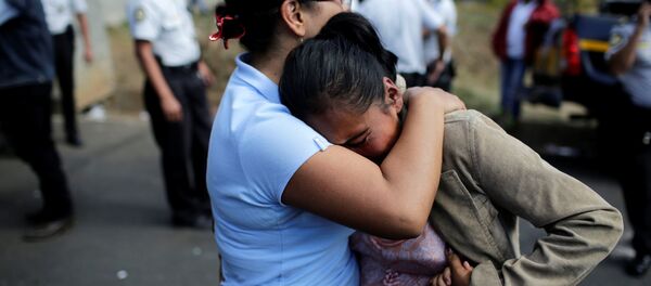 La gente llora por sus familiares durante el incendio en Guatemala - Sputnik Mundo