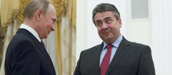 Russian President Vladimir Putin (L) meets with German Foreign Minister Sigmar Gabriel in Moscow - Sputnik Mundo