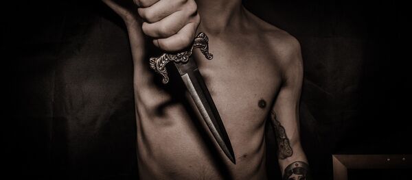 Un hombre con cuchillo - Sputnik Mundo