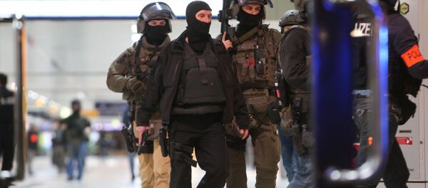 Special police commandos arrive at the main train station in Duesseldorf, western Germany after at least five people where injured by a man with an axe, on March 9, 2017, police said. - Sputnik Mundo