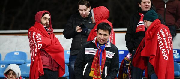 Los hinchas del Manchester United con las mantas 'Gentlefan. Russian warm welcome' - Sputnik Mundo