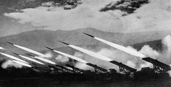 Katiusha en acción durante un combate contra los nazis alemanes (Segunda Guerra Mundial) - Sputnik Mundo