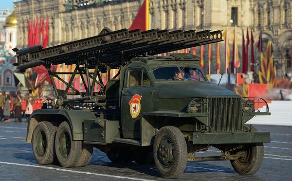 El primer carro de artillería reactiva soviética BM-13, conocido como Katiusha, durante el desfile de la Victoria en la Plaza Roja de Moscú - Sputnik Mundo
