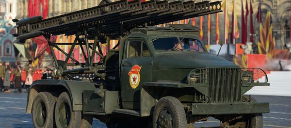 El primer carro de artillería reactiva soviética BM-13, conocido como Katiusha, durante el desfile de la Victoria en la Plaza Roja de Moscú - Sputnik Mundo