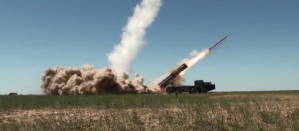 Lanzamisiles en acción - Sputnik Mundo