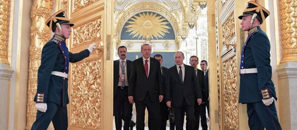 Recep Tayyip Erdogan, el presidente turco, y Vladímir Putin, el presidente ruso, durante el encuentro presidencial en Moscú, el 10 de marzo 2017 - Sputnik Mundo