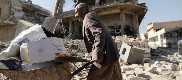 A man, who chose to stay home, walks past a house, destroyed during fighting between Iraqi security forces and Islamic State's fighters in western Mosul, Iraq - Sputnik Mundo