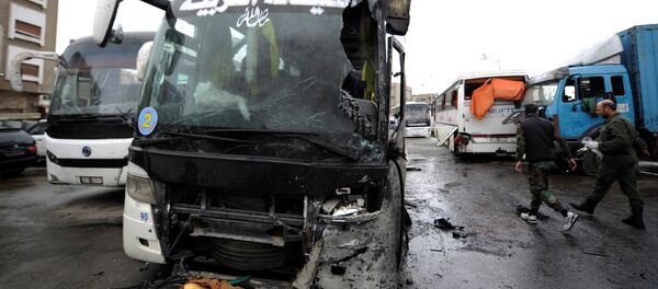 Los autobuses dañados en el lugar del atentado en Damasco Los autobuses dañados en el lugar del atentado en Damasco - Sputnik Mundo
