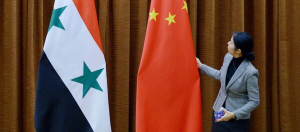 Las banderas de Siria y China - Sputnik Mundo