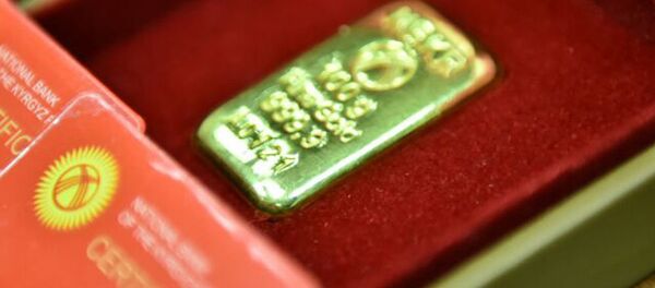 Barra de oro del Banco Nacional de Kirguistán (archivo) - Sputnik Mundo