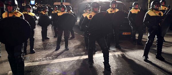 La policía de Róterdam frente del consulado general de Turquía La policía de Róterdam frente del consulado general de Turquía - Sputnik Mundo
