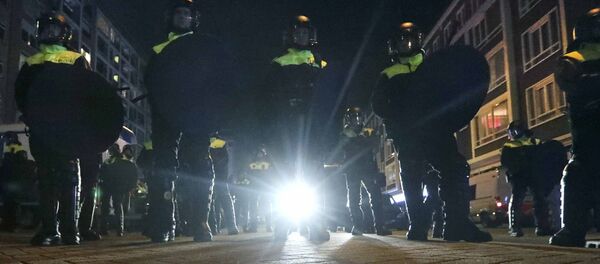 La policía de Róterdam frente del consulado general de Turquía - Sputnik Mundo