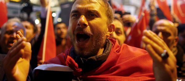 Manifestantes cerca del consulado general de los Países Bajos en Estambul - Sputnik Mundo