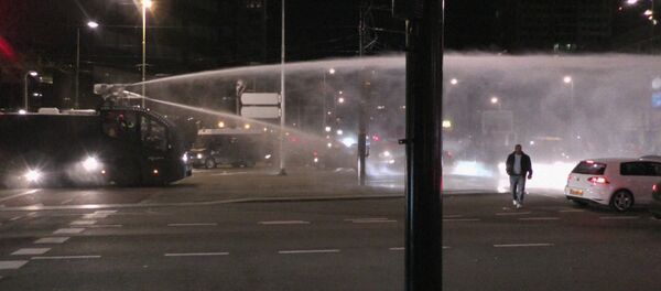 Países Bajos: Policía dispersa a manifestantes con cañones de agua - Sputnik Mundo
