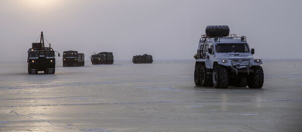 Vehículos militares rusos cruzan el mar de Láptev - Sputnik Mundo
