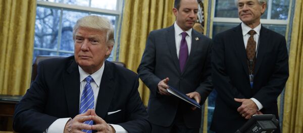 De izquierda a derecha: Donald Trump, presidente de EEUU, Reince Priebus, jefe de Gabinete de la Casa Blanca, y Peter Navarro, jefe del recién creado Consejo Nacional de Comercio de la Casa Blanca - Sputnik Mundo