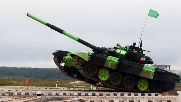 Iran's T-72BZ tank crew during a tank biathlon competition at the Alabino training ground - Sputnik Mundo