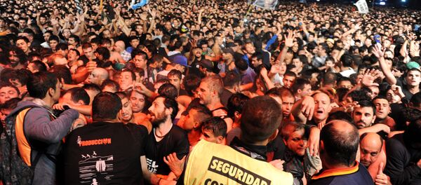 People are pressed against the security barricade in the mosh pit area during a show of Argentine singer Indio Solari in Olavarria - Sputnik Mundo