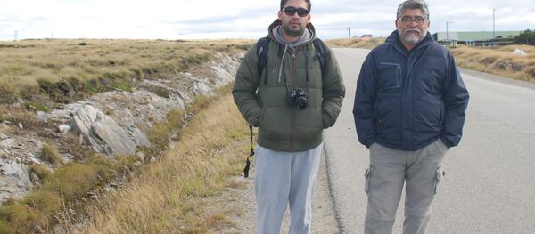 El excombatiente de Malvinas Armando González y su hijo Martín - Sputnik Mundo