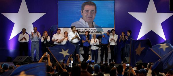 Juan Orlando Hernández da un discurso a los partidarios después de las primarias Juan Orlando Hernández da un discurso a los partidarios después de las primarias - Sputnik Mundo